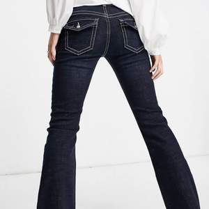Ett par trendiga lågmidjade jeans som varit sparsamt använda. Perfekta en sommarkväll o passar till allt. Köparen står för frakt💗 