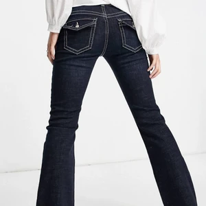 Y2K low-waisted jeans - Ett par trendiga lågmidjade jeans som varit sparsamt använda. Perfekta en sommarkväll o passar till allt. Köparen står för frakt💗 