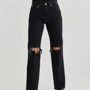 Säljer ett par svarta jeans från Gina tricot då dom har blivit för små. Dom är ganska använda men i ett bra skick. Storlek 32. Kostade 600 i butik när jag köpte dom.
