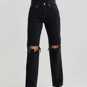 Gina tricot 90s high waist jeans svarta  - Säljer ett par svarta jeans från Gina tricot då dom har blivit för små. Dom är ganska använda men i ett bra skick. Storlek 32. Kostade 600 i butik när jag köpte dom.