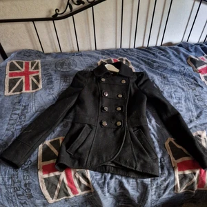 Jacka - Jacka från h&m svart med dekorativa knapar fram och bak till storlek 34 troligt vis S pris 80kr jag har aldrig använt den fåt den för många år sedan så är som i ny djur fins i hemet frakt till komer