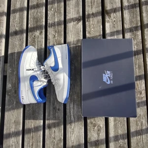 Nike air force - Säljer nu mina Air forces lv8 i bra skick men med täcken av andvändning så som lite creesade, lite miss färgade och slitna under bild.3 👑 köpta på Zelando för 1245 sek 👑 skriv vid intresse, pris kan diskuteras vid snabb affär 👑 QR kod ,kvitto, box finns👑