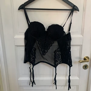 Svart korsett  - Jättefin korsett köpt från Sellpy som tyvärr var för liten. Fint skick!