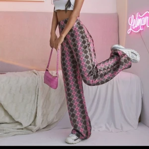 Rutiga byxor - Rutiga byxor från Shein, helt oanvända men ingen lapp på ☺️ Storlek Medum men skulle säga att dom passar storlek small :)