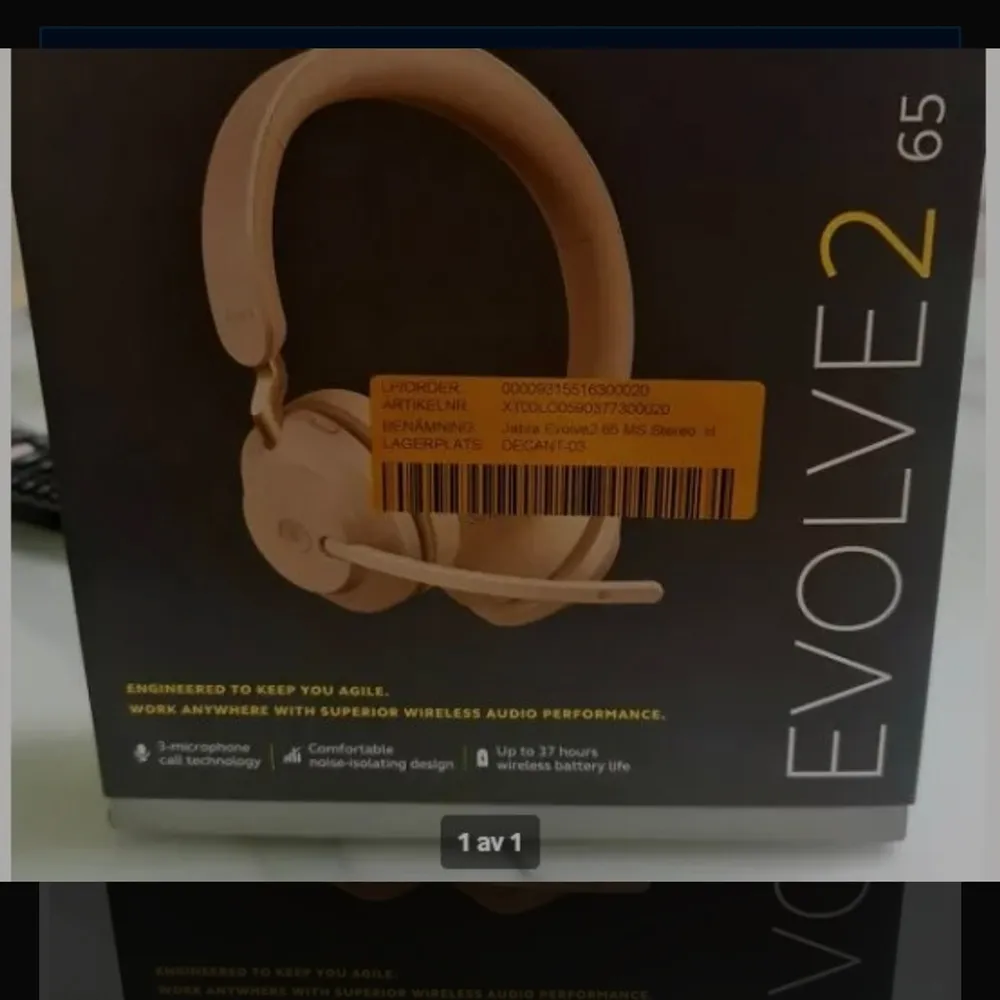  Jabra Evolve2 65 L380a MS Stereo headset förbättrar din produktivitet genom att reducera bakgrundsljud så att du hörs klart och tydligt. Det har trådlös anslutning upp till 30 m och mjuka öronkuddar för maximal komfort även under långa arbetsdagar. Se al. Accessoarer.