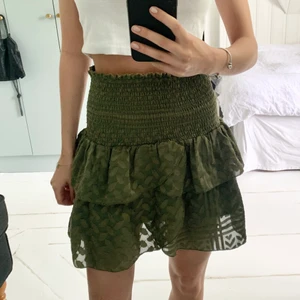 Volangkjol - Grön volangkjol från neo noir, stretchig i midjan så passar xs-m 