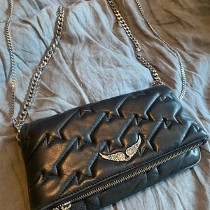 Zadigväska  - Jag säljer nu min fina zadigväska då jag inte använder den längre, den är i otroligt bra skick och en unik modell med mönstret! Otroligt snygg verkligen😍😍 Den är köpt i butik för cirka 3500.