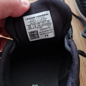 Underarmour recharge breeze - använda 1 gång, märkte efter första promenaden att dom var för smala (dam modell) storlek 40, kartong finns.