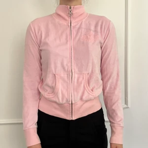 y2k rosa kofta - storlek: S. har lite missfärgningar på baksidan av kragen, se bild 3. möts upp i stockholm eller fraktar :)