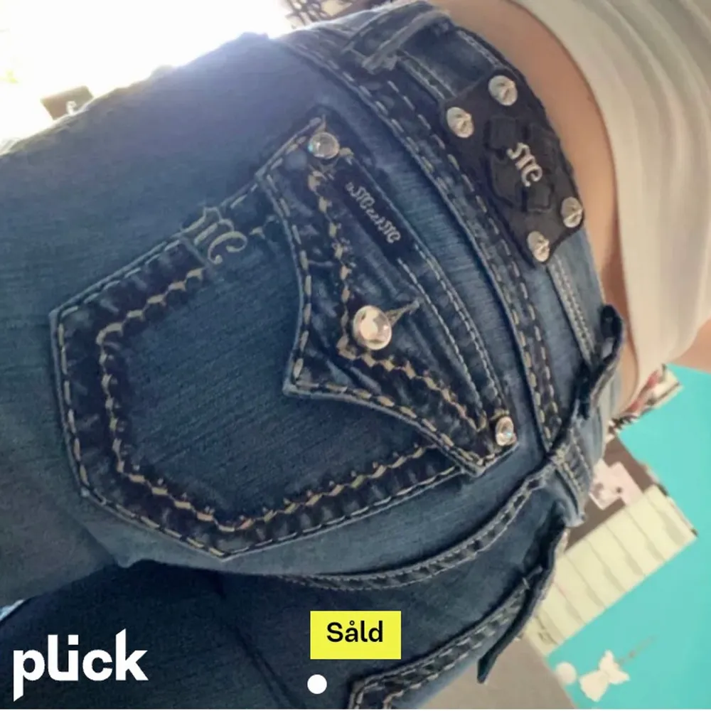 ⚠️ Första bilden är från förra ägaren ⚠️  Sååå snygga miss me jeans!! Är perfekta i skicket och aldrig använda av mig. De är i storlek 28 men upplevs som storlek S. Kontakta mig för fler bilder!😊. Jeans & Byxor.