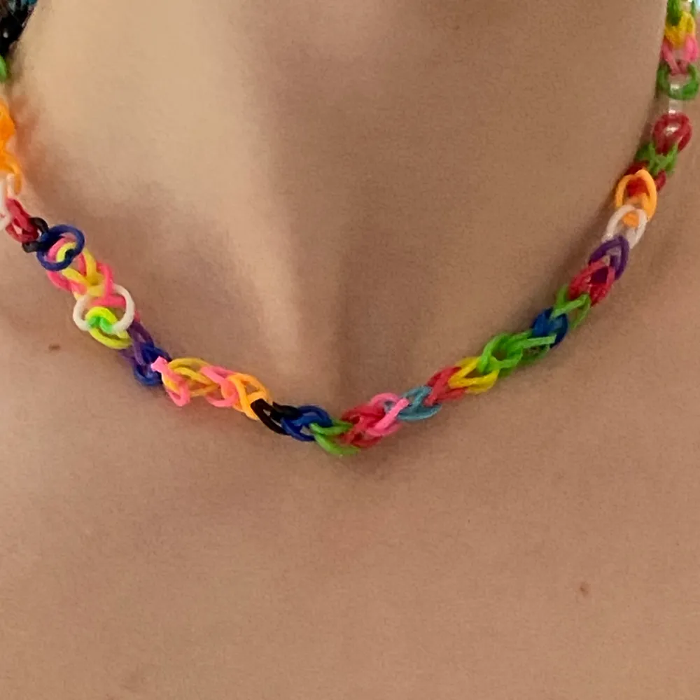 Jätte fint somrigt halsband gjorda av loombands🤍jätte fina somriga somriga färger! 20kr+frakt💗. Accessoarer.
