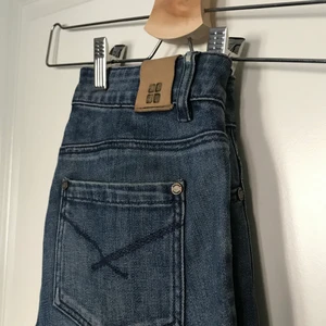 Insight jeans low waist - Sjuukt snygga low-waist jeans från Insight, modellen är av 98% bomull vilket skapar kvalitativa men rätt så ’hårda’ jeans. Har burit fåtal gånger. Kräver något smala lår då materialet inte är så töjbart. Jag är 165cm. Nypris 900