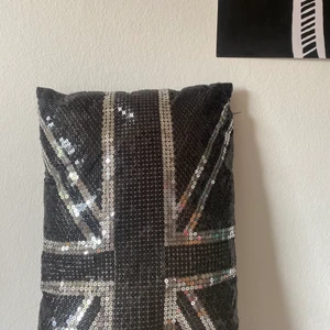 Prydnads kudde🖤 - Snygg prydnads kudde med Englands flagga i svarta och silvriga paljetter💖 använt få gånger och säljer då den inte passar mitt rum💖 säljaren står för frakten!