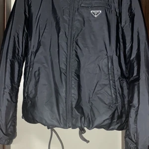 Prada Milano Jacka - Jackan är 1 år gammal och att använda hösten, vintern och våren. Håller bra i temperaturen. Storlek är M. 