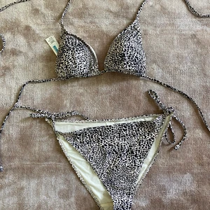 Bikini Arket - Sprillans bikini, helt oanvänd. Kommer märkas på kvaliteten. För liten men hann inte skicka tillbaka. Nypris 700kr.