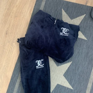 Juicy couture - Säljer mitt juicy couture sett i färgen mörkblå. Använd endast få gånger därav nytt skick! Säljer pga just att det inte kommer till någon användning. Storlek: 15-16 men skulle säga att den passar som en S. Finns text bak på ryggen. Köpt från kidsbrandstor