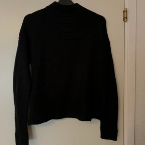 Stickad tröja - Svart stickad tröja med lite polo, lite nopprig