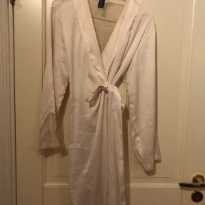 En skön hemma rock typ från Victorias - En skön rock typ skön o ha hemma lyxig och sexig den är genomskinlig där bak och köpte den för 1000 då jag inte använder den 