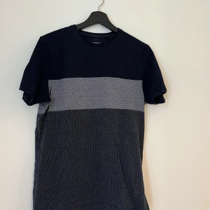 T-shirt från Next, storlek S - Blå t-shirt från next Storlek S Använd men i gott skick