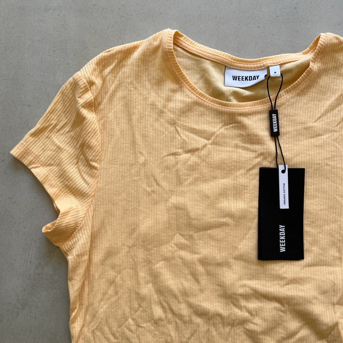 T-shirt från Weekday, storlek M