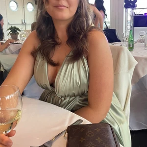 Balklänning  - Superfin balklänning som jag köpte på ivoryfield till min bal för några veckor sedan💖 Den är alldeles för fin för att inte användas och vill verkligen att någon annan ska få ha denna på sin bal eller avslutningsmiddag 💕Dm för bilder vid intresse💕💕