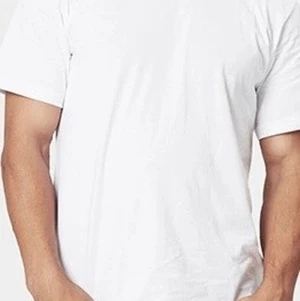 Vit t-shirt - Okej skick. Storlek M. Tvättas innan försäljning. Sällan använd.