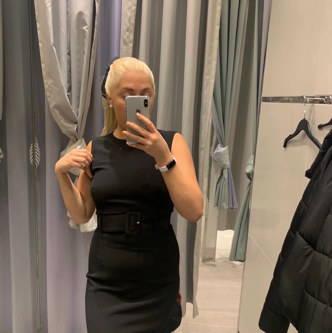 Svart tight klänning med midjebälte, storlek 38