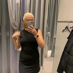 Svart tight klänning med midjebälte, storlek 38 - Svart tight klänning med ett bälde i midjan, anvönd 1 gång. Ord. Pris 299kr. Pm för fler bilder🖤