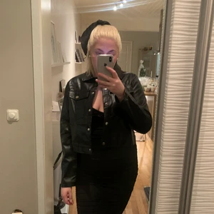 Svart skinnjacka  - Svart skinnjacka, aldrig använd. Pm för föer bilder🖤