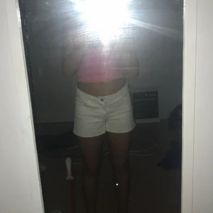 Vita lågmidjade shorts  - Vita snygga shorts från hm. Dom är typ kostym byxor fast shorts 🩳 