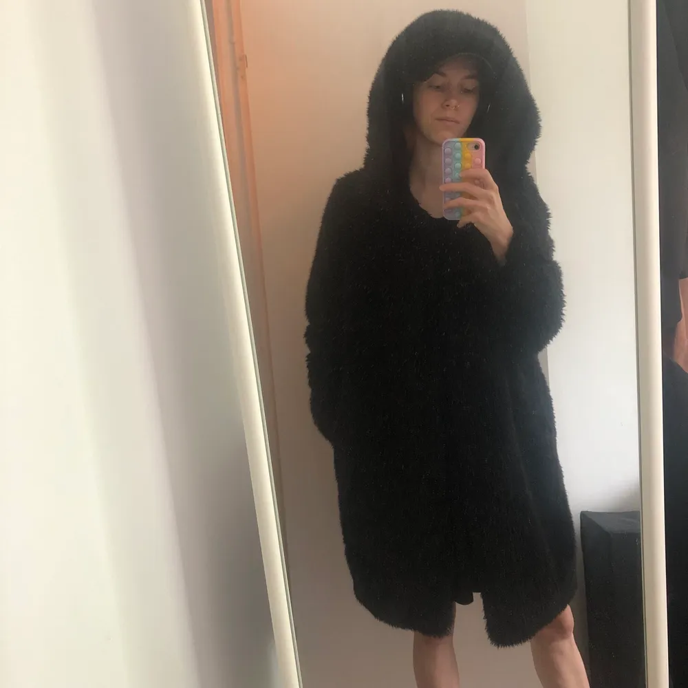 Suuuupermysig pälsjacka (fejk) med luva från Monki i storlek S. Några små skavanker som jag kan skicka bild på men ändå en fullt fungerande jacka. Jag är 173cm lång och bild 3 visar hur den sitter på mig.. Takit.