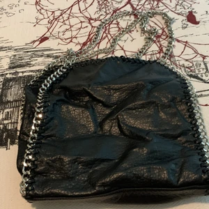 Svart väska - Inte jätte använd men den har legat i källaren ett tag