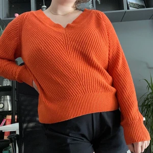 Stickad tröja från Lindex - En stickad tröja från Lindex som jag inte använder längre. Den har några trådar som sticker ut men det är bara att klippa av de.   Skriv gärna vid frågor!