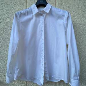 Hugo Boss vit figursydd skjorta i storlek 36. 100% bomull, väldigt mjuk och fint material! Inga fläckar eller defekter. 