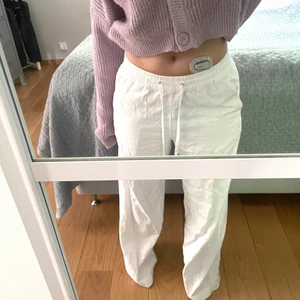 Vita linnebyxor - Intressekoll på mina jättefina vita linnebyxor som jag köpte förra året som knappt är använda då de är för långa på mig som är runt 160. Byxorna är i storlek 36 och märket är Marks & Spencer 💕💕 buda ifrån 300 kr💕
