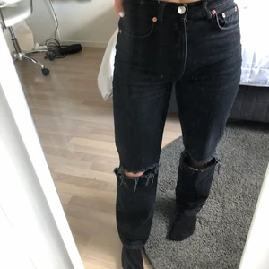 Svarta Jeans - Säljer dessa svarta jeans med hål, köpta från Ginatricot förra året. Kommer inte till användning. Köpare står för frakt. Skriv privat för fler frågor 💕