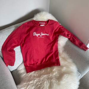 Säljer denna röda Pepe Jeans tröja köpt i Berlin. Är i nyskick och säljer p.g.a är för liten. Frakt ingår inte, men priset kan diskuteras 🎸🫶🏼 buda på