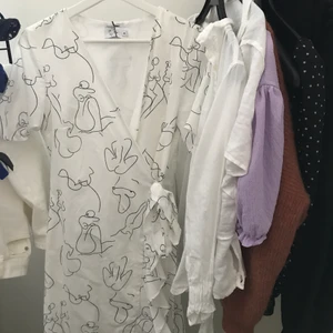 Vit omlottklänning - Klänning i linnetyg, aldrig använd<3 