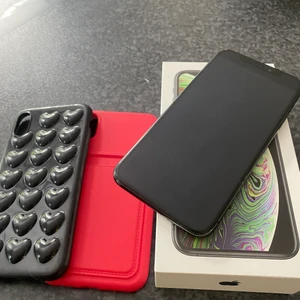 iPhone  - Hej! Säljer min iPhone Xs den funkar väldigt bra inga sprickor eller repor på skärmen! Och den har 64 GB och du får med två helt nya mobilskal. hör av dig om du är intresserad och vill diskutera pris📱💛