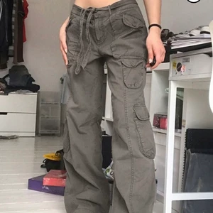 Cargo byxor  - Säljer ett par cargo byxor som liknar de första väldigt mycket. De är helt nya och aldrig använda. Priset inkluderar frakt!! Skriv privat för fler bilder. De är justerbara i midjan!