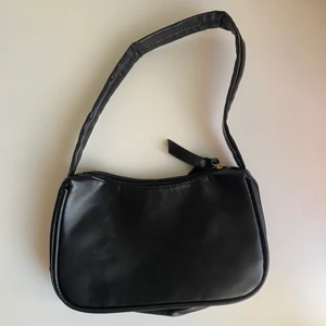Svart väska  - Svart väska, aldrig använd, frakten ingår i priset✨