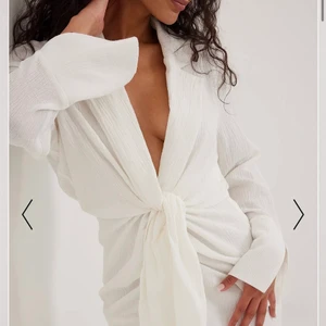 NAKD klänning lojsan wallin  - Säljer denna klänningen från lojsan wallins kollektion i storlek 40🤍 köparen står för frakten