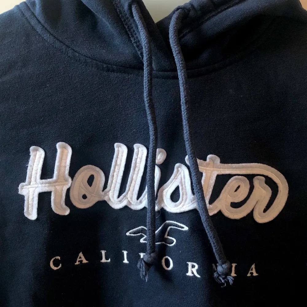 Storlek: S Skick: Mycket bra skick Färg: Marinblå Märke: Hollister   (Köparen står för frakten). Hoodies.