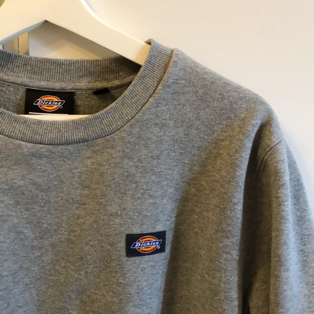 Säljer en grå dickies sweatshirt köpt från Zalando. Använt ett fåtal gånger. Liten dickies märke på bröstet. Skönt material. Skickade gärna ett meddelande vid intresse eller frågor😊. Tröjor & Koftor.