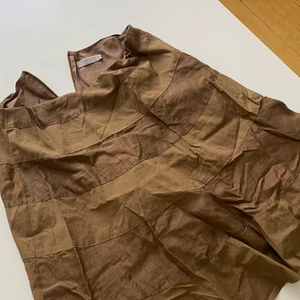 Brun medellång kjol -  En brun med lång kjol som har ett hål där bak 😬 därav pris 👍. Om du har några frågor eller vill ha fler bilder är det bara att kontakta mig ☺️