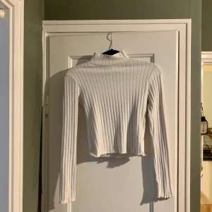 Polotröja - Säljer denna fina polotröja då det inte är min stil. Använd max två gånger🥰