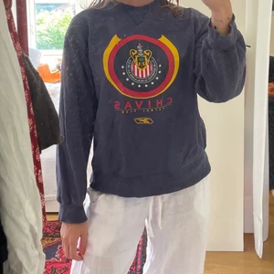 Supersöt tjocktröja - Tjocktröja från beyond retro! Tröjan är i en super najs baggy modell, den har lite slitningar (se bild 2)