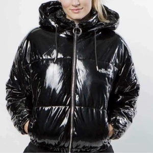 Ellesse jacka - Super fin vinterjacka från ellesse. Säljer då den inte blivit använd förutom några få gånger. Fint skick och passar från S-L