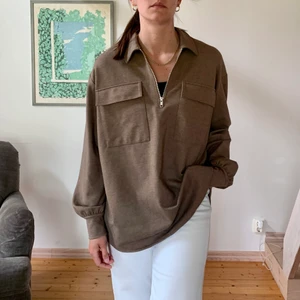 Zippertröja Samsøe Samsøe S - Brun zippertröja från Samsøe Samsøe storlek S. Väldigt rymlig passform. Fint skick men en del mindre noppror, se bild. Inga fläckar eller hål. 