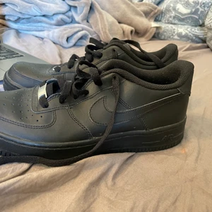 Svarta AF1  - Storlek 38. Ok skick. 